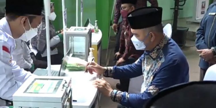 Walikota Jambi Syarif Fasha Beserta Wawako dan Kepala OPD Camat dan Lurah Membayar Zakat