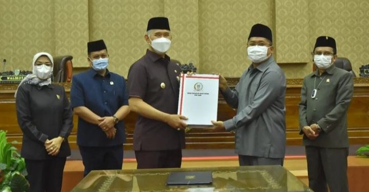 Penyerahan LKPJ Walikota Jambi Tahun 2021 Kepada DPRD Kota Jambi