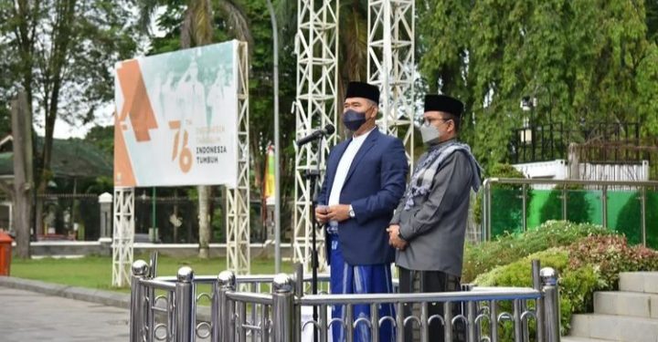 Walikota dan Wakil Walikota Jambi Shalat Ied Bersama Ribuan Warga di Lapangan Kantor Wali Kota