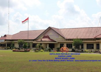 Polres Muaro Jambi Tenangkan  Aksi Damai di Jalan Poros Talang Duku