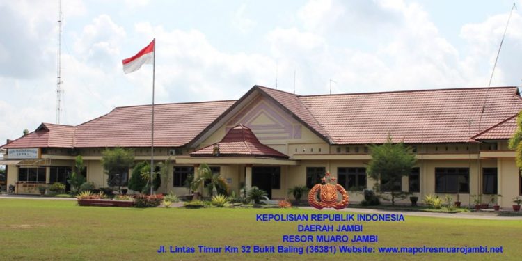 Polres Muaro Jambi Tenangkan  Aksi Damai di Jalan Poros Talang Duku
