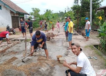 Lurah Handil Jaya Berbaur Dengan Warga Dalam Pelaksanaan Program Bangkit Berdaya