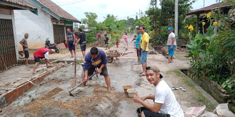 Lurah Handil Jaya Berbaur Dengan Warga Dalam Pelaksanaan Program Bangkit Berdaya