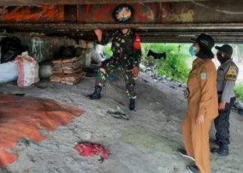 Seorang Pemulung Terbiasa Tinggal di Kolong Jembatan