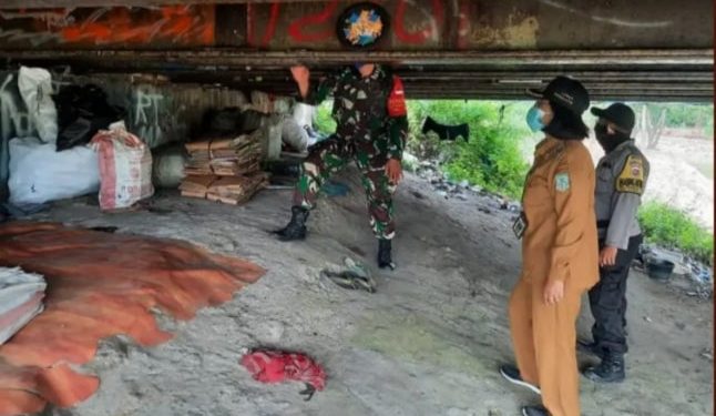 Seorang Pemulung Terbiasa Tinggal di Kolong Jembatan