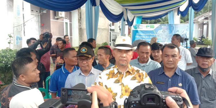 Wali Kota Jambi Syarif Fasha Resmikan Pengaliran Perdana Pelayanan Perumda Air Minum Tirta Mayang di Perbatasan Muaro Jambi