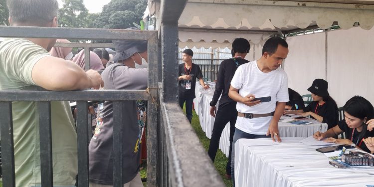 Penukaran Tiket Konser Dewa 19 Sudah Dibuka, Penonton Penuh Berdatangan