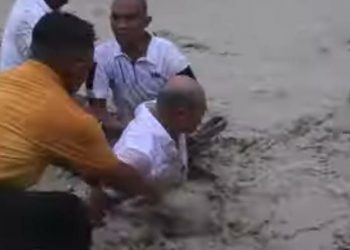 Gubernur NTT Viktor Bungtilu Laiskodat Nekat Terobos Banjir Guna Menolong Warga