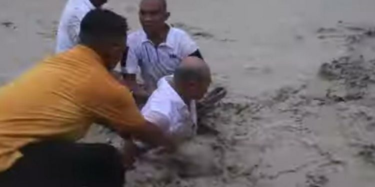 Gubernur NTT Viktor Bungtilu Laiskodat Nekat Terobos Banjir Guna Menolong Warga