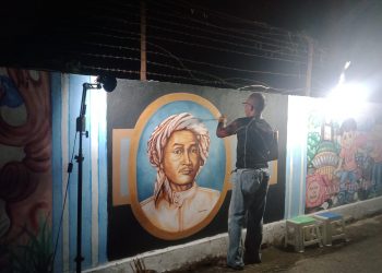 Menyambut Hari Pahlawan Boslan Tobing Melukis Mural Dari Pagi sampai Pagi