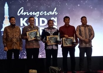 Bupati Batang Hari M.Fadhil Arief Terima Penghargaan KPID Award Nominasi Kepala Daerah Peduli Penyiaran Tahun 2022