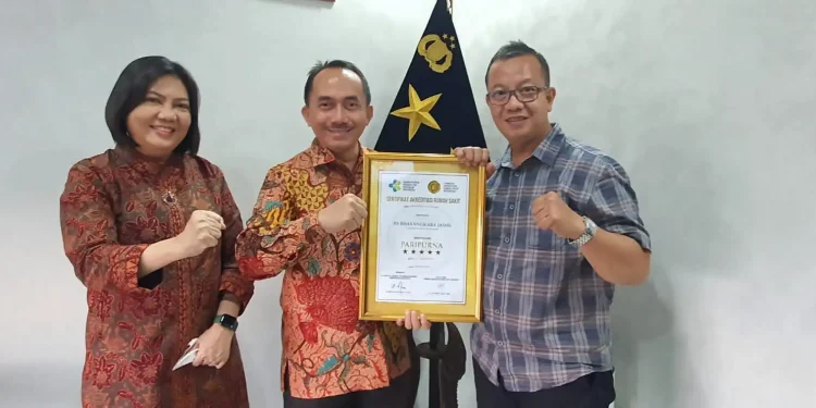 Piagam Akreditasi Tingkat Paripurna Diterima RS Bhayangkara Jambi
