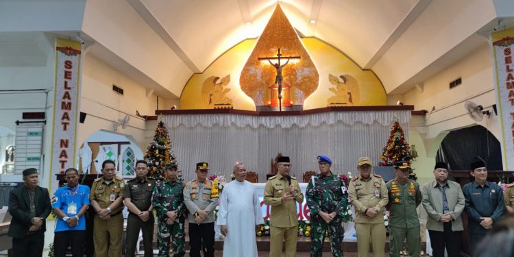 Kunjungan Walikota Jambi Syarif Fasha Pada Malam Natal di Gereja Santa Theresia Jambi Disambut Gemuruh Tepuk Tangan