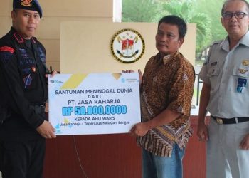 Penyerahan Santunan Oleh Jasa Raharja Jambi Kepada Anggota Brimob yang Meninggal Dunia Akibat Kecelakaan