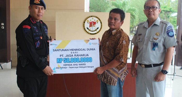 Penyerahan Santunan Oleh Jasa Raharja Jambi Kepada Anggota Brimob yang Meninggal Dunia Akibat Kecelakaan
