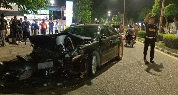 Mobil Plat Merah Alami Kecelakaan Tunggal Depan RS. Siloam
