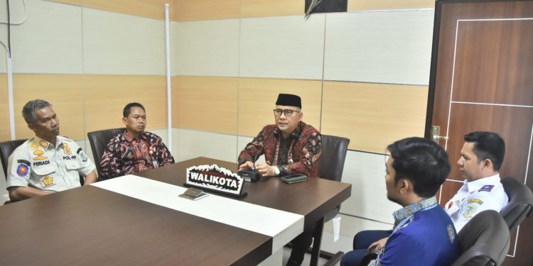 Walikota Jambi Syarif Fasha Lakukan Konferensi Pers Mengenai Sidang Perdana Supir Batubara di Pengadilan Negeri