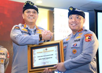Penghargaan Kadivhumas Pada Saat Rakernis Humas Polri