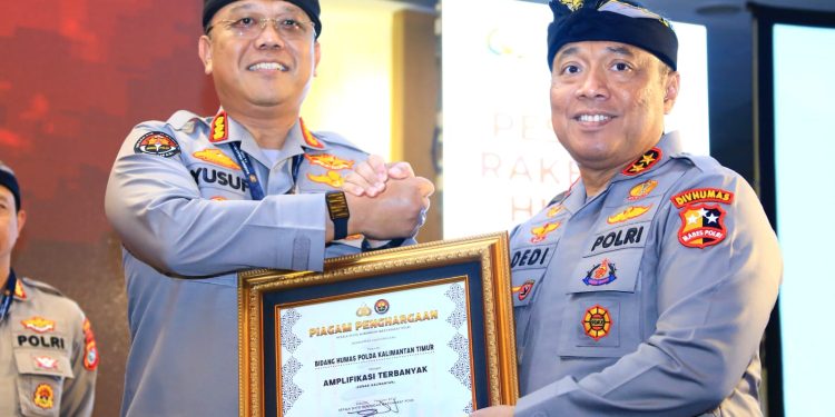 Penghargaan Kadivhumas Pada Saat Rakernis Humas Polri