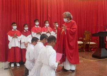 Misa Jumat Agung Gereja Santa Teresia Jambi Membludak, Misa Tetap Berjalan Hikmat