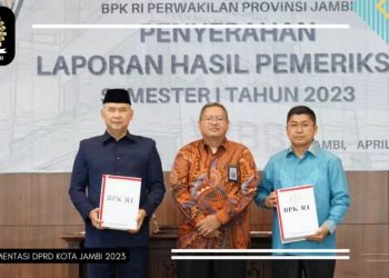 Ketua DPRD Kota Jambi Putra Absor Hasibuan Bersama Walikota Jambi Terima Penyerahan LHP