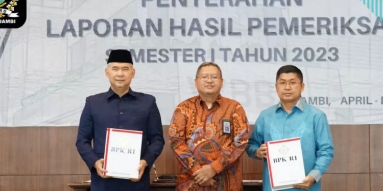Ketua DPRD Kota Jambi Putra Absor Hasibuan Bersama Walikota Jambi Terima Penyerahan LHP