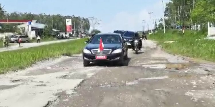 Jokowi Ambil Alih Perbaikan Jalan Rusak di Lampung