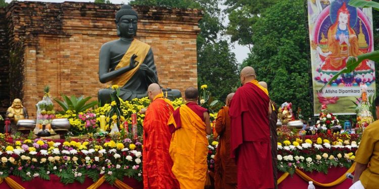 Menjelang Waisak, Candi Muara Takus hingga Candi Muaro Jambi dipenuhi Pengunjung