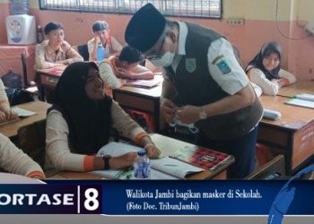Tanggap Bencana Kabut Asap, Wali Kota Fasha Bagikan Masker di Sekolah