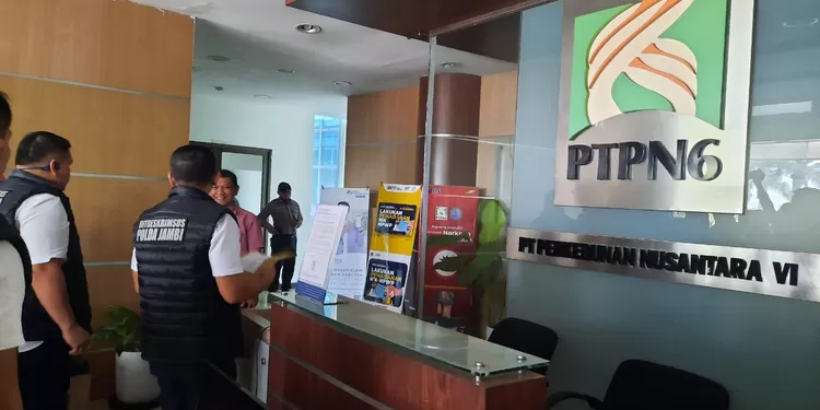 Geledah PTPN VI Jambi, Ditreskrimsus Polda Jambi Bawa Sejumlah Dokumen