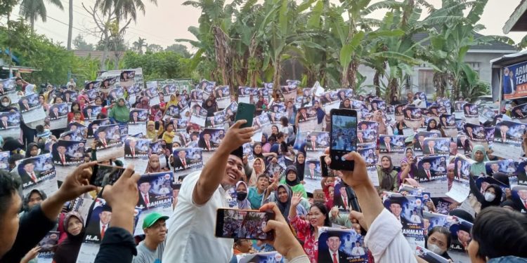 Ratusan Emak Emak Sambut Kedatangan H. A Rahman Bakal Calon Walikota Jambi 2024