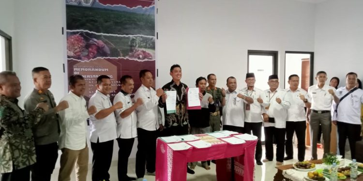 Penandatangan MoU Kemitraan PT HAL dengan Dua Kelompok Tani
