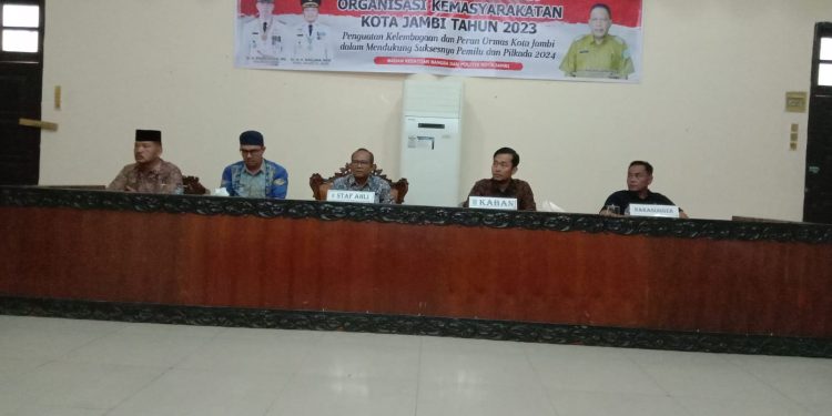Gempa Alwajon Putra Kabag Hukum Pemkot Jambi Jadi Narasumber Sosialisasi yang Diadakan Kesbangpol
