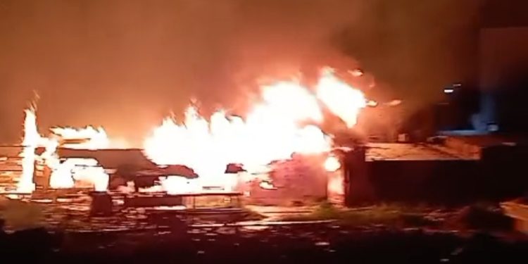 Kamp Pekerja Bangunan di Area JBC Kota Jambi Terbakar, Warga Sekitar Panik
