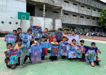 Kreatifitas Siswa SD Kelas Enam Pelita Raya dalam Membuat Batik Celup
