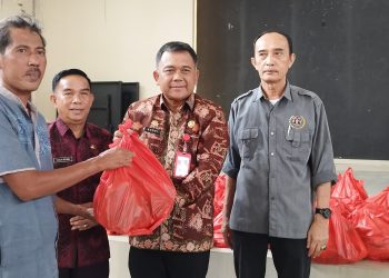 PWI Kabupaten Muaro Jambi Bagikan Puluhan Paket Sembako Kepada Warga yang Membutuhkan