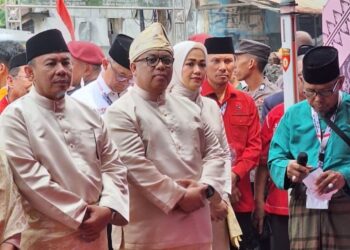 Berpakaian Krem HAR-GUNTUR Diantar Ribuan Pendukung ke KPU Kota Jambi