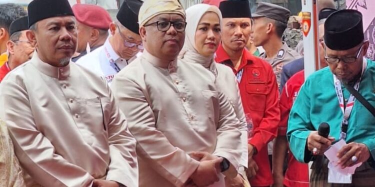 Berpakaian Krem HAR-GUNTUR Diantar Ribuan Pendukung ke KPU Kota Jambi