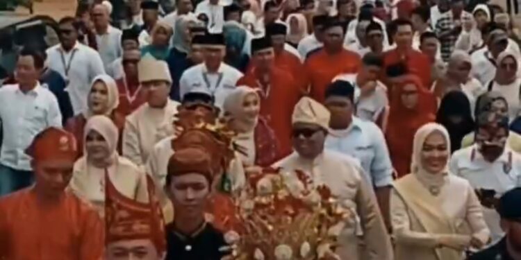 Warga Kota Jambi Sambut Antusias Calon Walikota Jambi HAR-GUNTUR Saat Mendaftar ke KPU