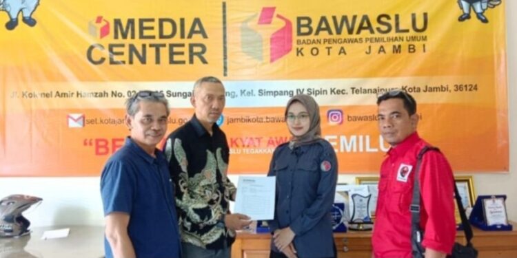Tim Hukum Rahman Guntur Laporkan Oknum Lurah ke Bawaslu Kota Jambi