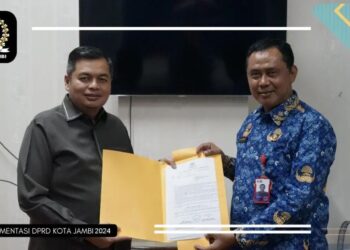 Anggota DPRD Terpilih Kemas Farid Alfarely Resmi Serahkan SK Penetapan Pimpinan DPP Partai Golkar ke Sekretaris DPRD Kota Jambi