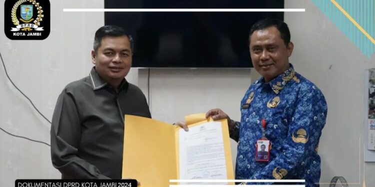 Anggota DPRD Terpilih Kemas Farid Alfarely Resmi Serahkan SK Penetapan Pimpinan DPP Partai Golkar ke Sekretaris DPRD Kota Jambi