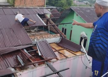 Atap Rumah Warga Kota Jambi Rusak Parah Akibat Angin Kencang Disertai Hujan Lebat Minggu Sore