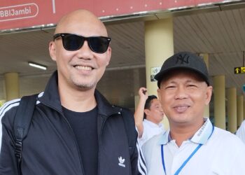Band Padi Reborn Tiba di Bandara Sultan Thaha Jambi Langsung Disambut Sobat Padi