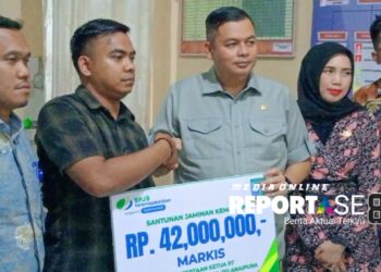 Ketua DPRD Kota Jambi Kemas Faried Alfarelly Serahkan Santunan Kepada Perwakilan RT