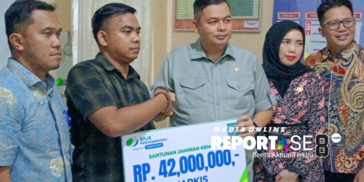 Ketua DPRD Kota Jambi Kemas Faried Alfarelly Serahkan Santunan Kepada Perwakilan RT