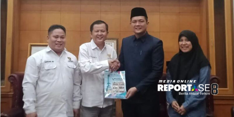 Ketua DPRD Provinsi Jambi M Hafiz Fattah Menerima Laporan Kinerja KI