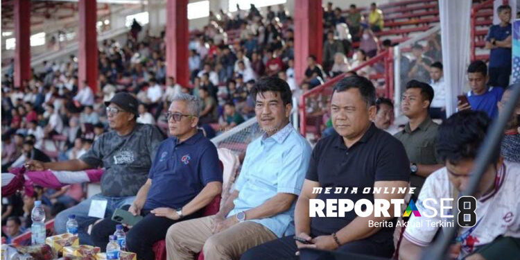 Berikan Semangat Kepada Tim, Pj. Bupati Muaro Jambi Raden Najmi Nonton Langsung Pertandingan Gubernur Cup 2025