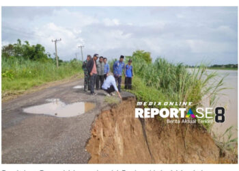 Jalan Longsor Akibat Tingginya Curah Hujan, Pj Bupati Muaro Jambi Raden Najmi Langung Turun Tinjau Lokasi
