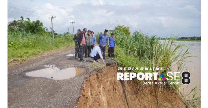 Jalan Longsor Akibat Tingginya Curah Hujan, Pj Bupati Muaro Jambi Raden Najmi Langung Turun Tinjau Lokasi